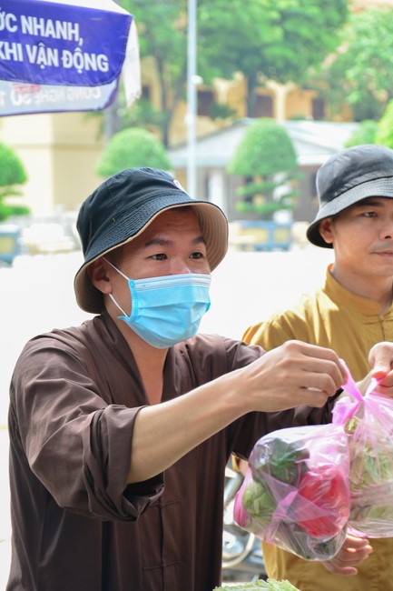 Continuing to support people in need in the Covid-19 pandemic of Hoang Phap Pagoda (series 4)